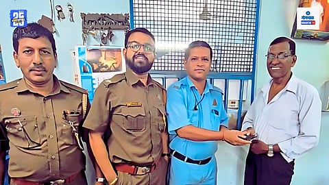 Kadamba bus conductor returns wallet