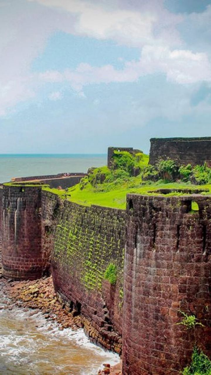 Devgad Fort: त्रिकुटासारखा आकार अन् अथांग समुद्र, कान्होजी आंग्रेंच्या ...