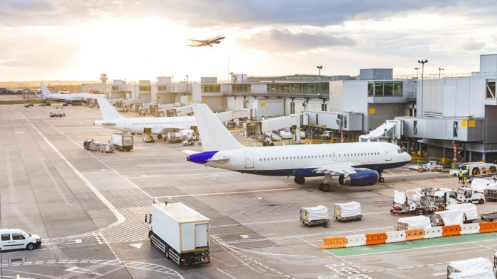 DH Evening Brief: Flights grounded across US after FAA system outage; Multiple casualties in Kabul suicide blast