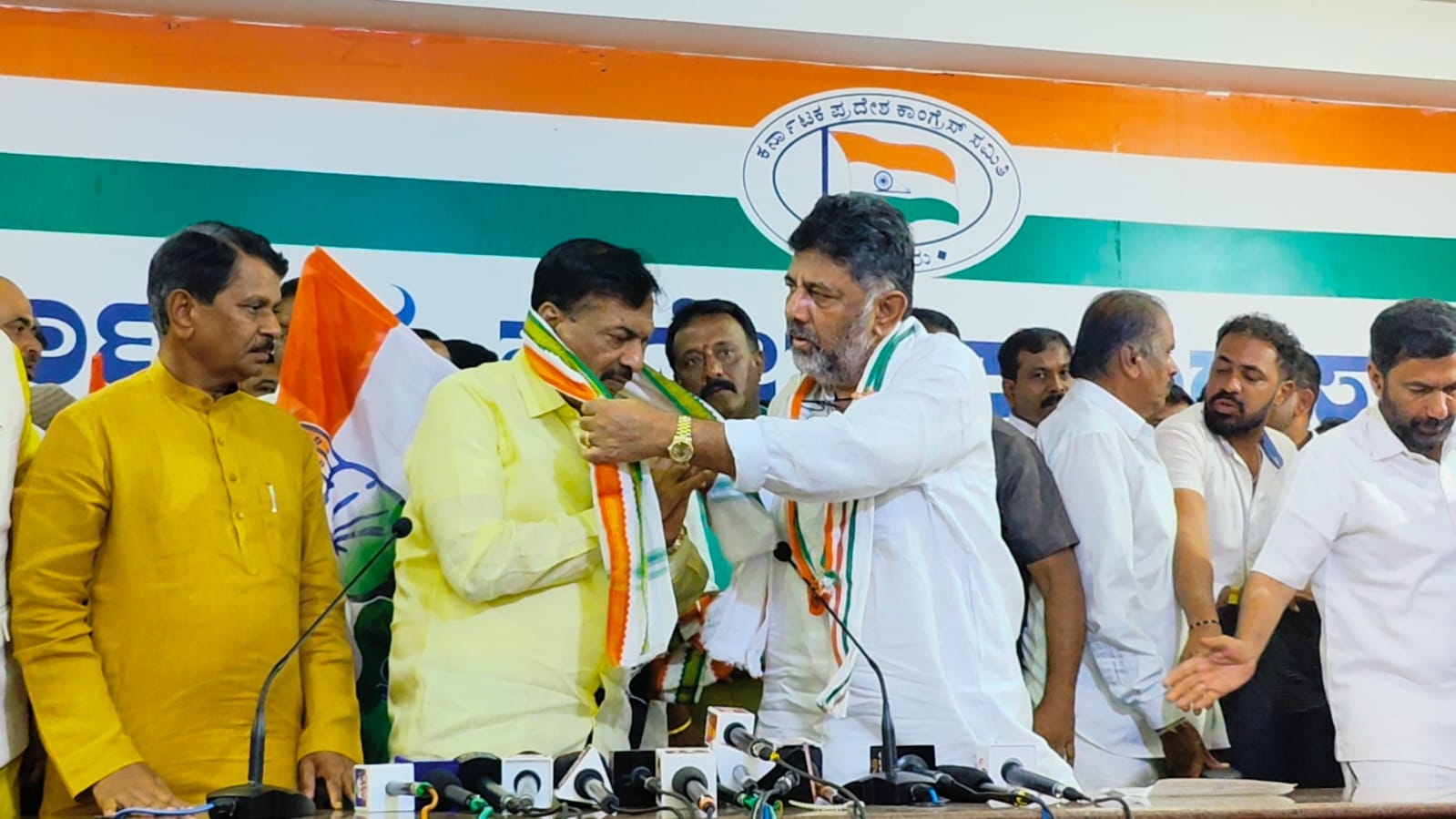 'Operation Hasta': Ayanur joins Congress, DKS aims to up vote base