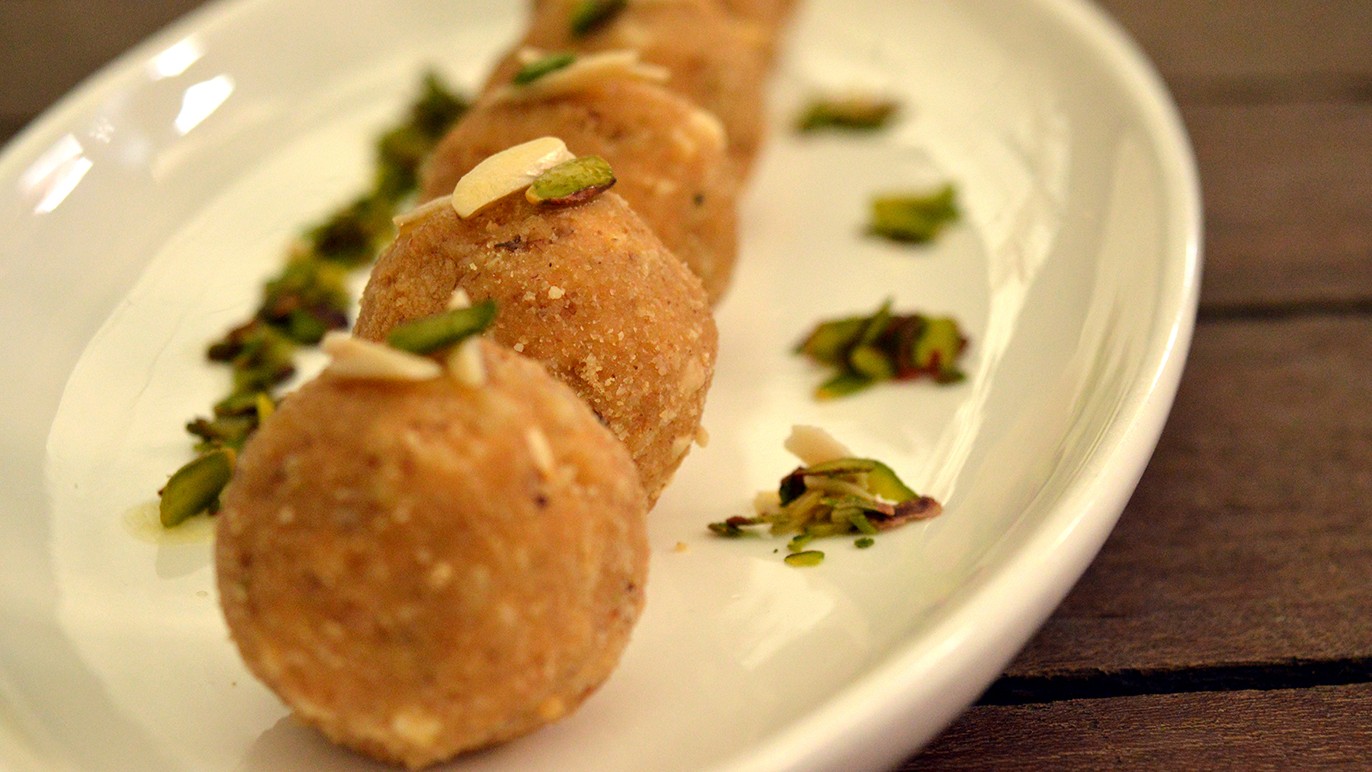 Dry Fruit Ladoo: Make ladoos using a mixture of chopped nuts like almonds, cashews, and dates. Dates can act as natural sweeteners while nuts provide healthy fats and nutrients.