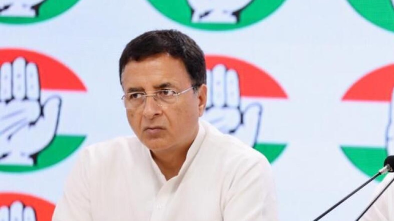 Karnataka MLAs meet Randeep Singh Surjewala in Delhi, urge Congress high command to reshuffle Cabinet