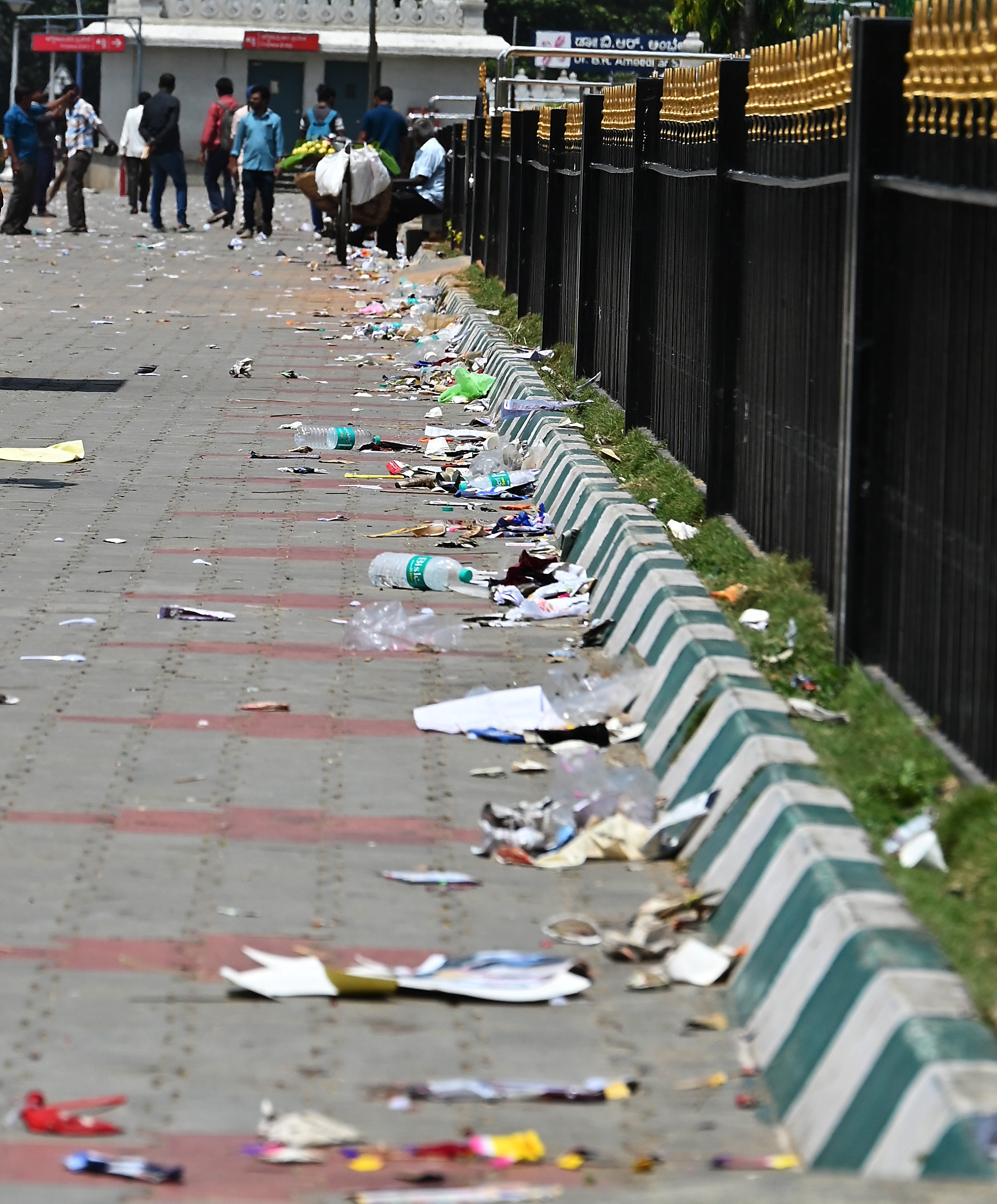 It was a similar scene in front of the Vidhana Soudha. 