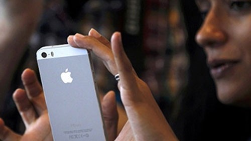 As smartphone industry sputters, the iPhone expands its dominance