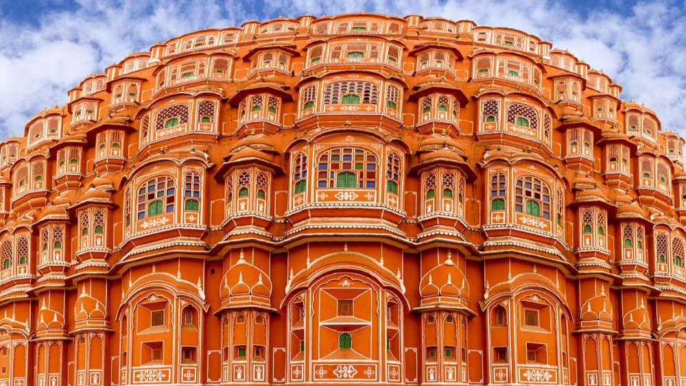 Jaipur, Rajasthan: Jaipur's well-known sites, Hawa Mahal, Amber Fort, City Palace, and Jantar Mantar, provide a glimpse into the city's regal history. The UNESCO World Heritage Site Amber Fort combines Mughal and Rajasthani designs. Laal Maas, Ghewar, Lazi, and other traditional Rajasthani foods like Dal Baati Churma are also available to travelers. In addition, people can shop for jewellery, textiles, and souvenirs at Johari Bazaar, Bapu Bazaar, and Chandpol Bazaar, among other places.