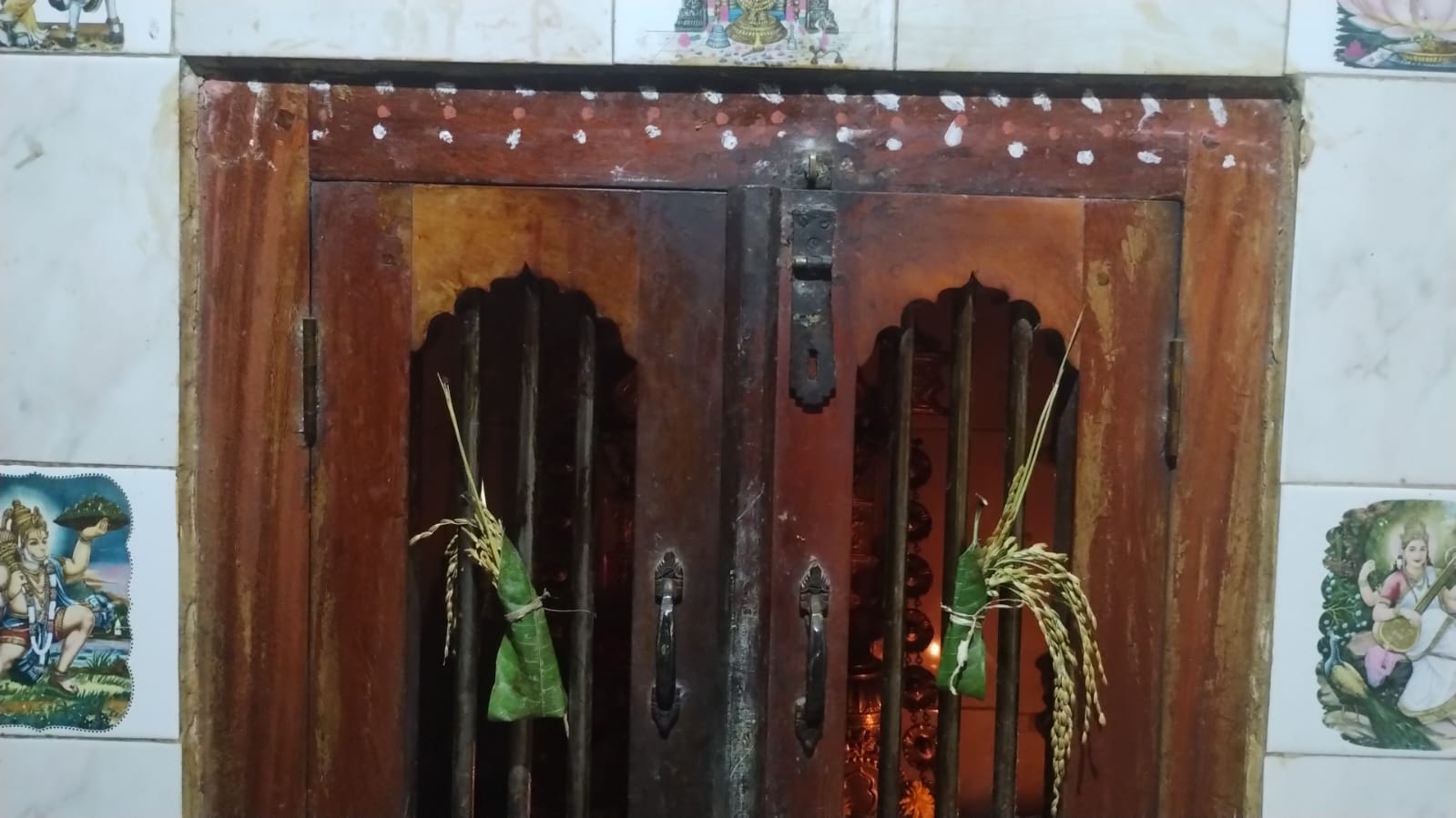A mane decorated to set up the kadiru.