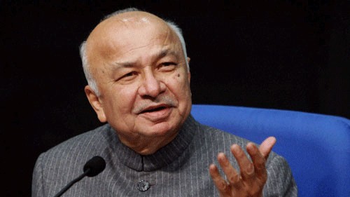 Congress veteran Sushilkumar Shinde announces retirement, names daughter Praniti for Solapur LS seat