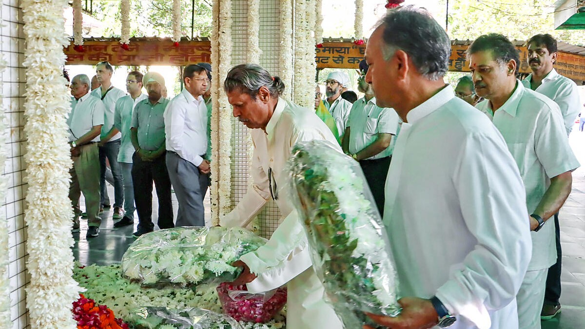 Bishan Singh Bedi's last rites attended by bevy of Indian cricketers
