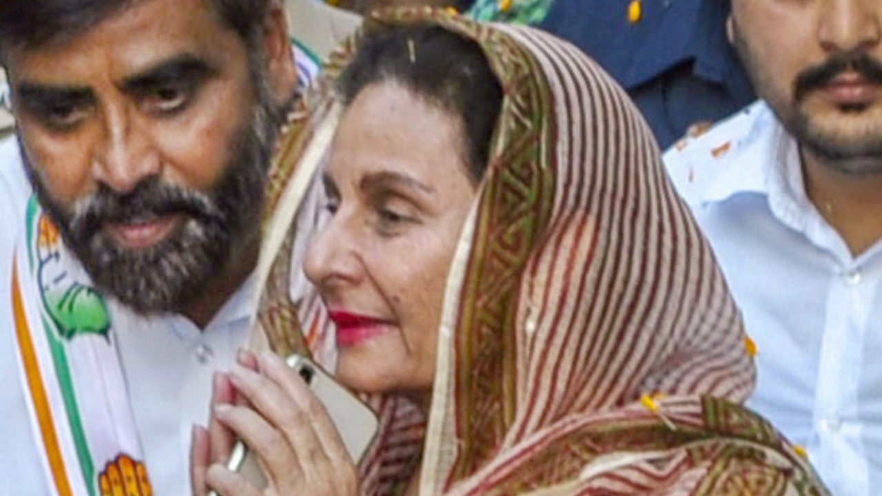 Suspended Congress MP Preneet Kaur votes in support of Mahua Moitra's expulsion