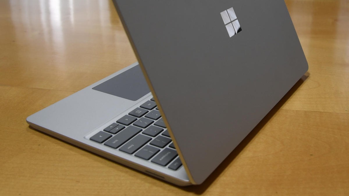 [File Photo] Microsoft Surface Laptop Go i5/16/256.