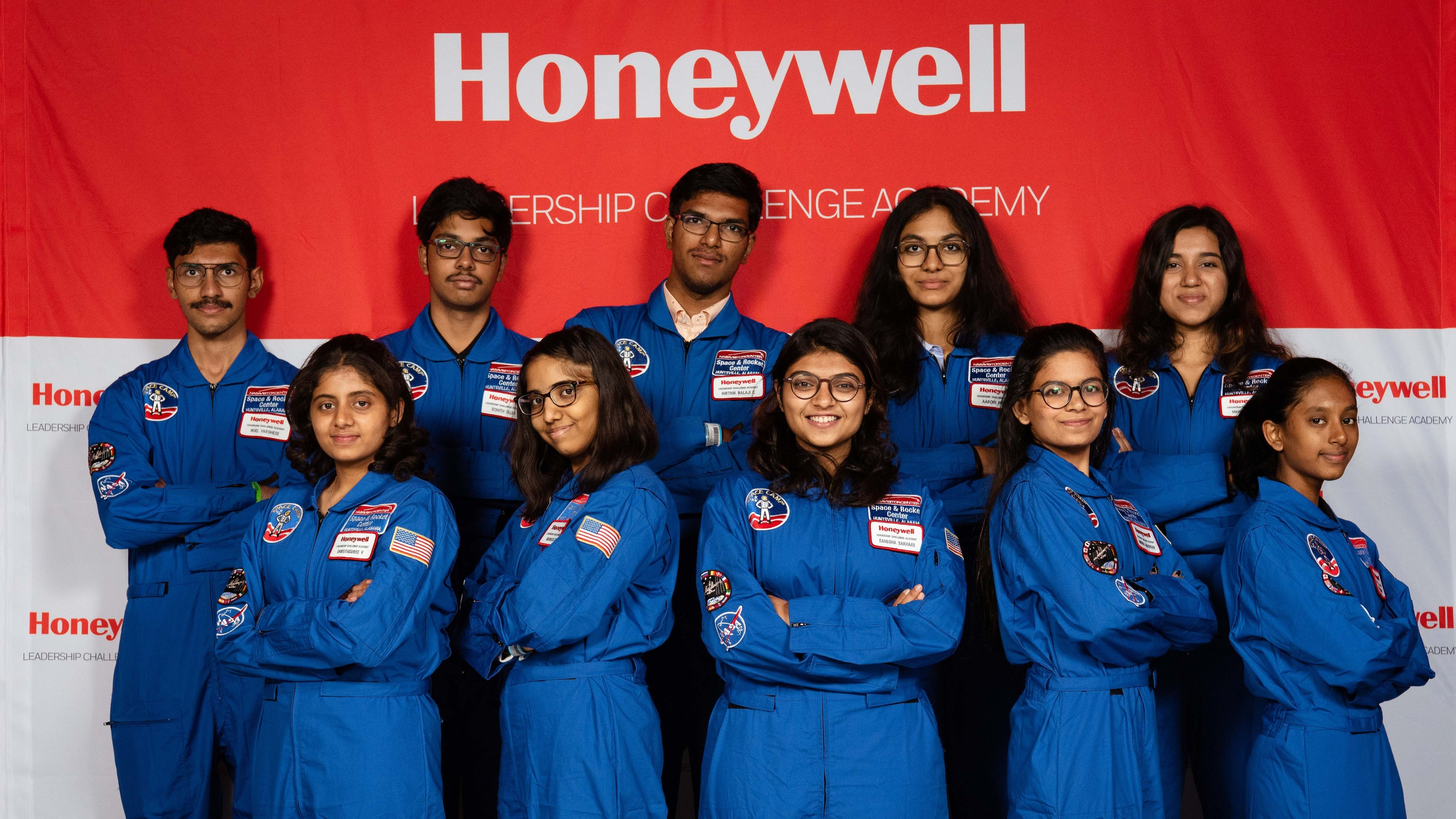 16 city students visit space museum in US