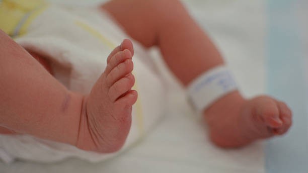Woman travelling with ‘husband’ delivers baby on running bus; newborn thrown out, dies