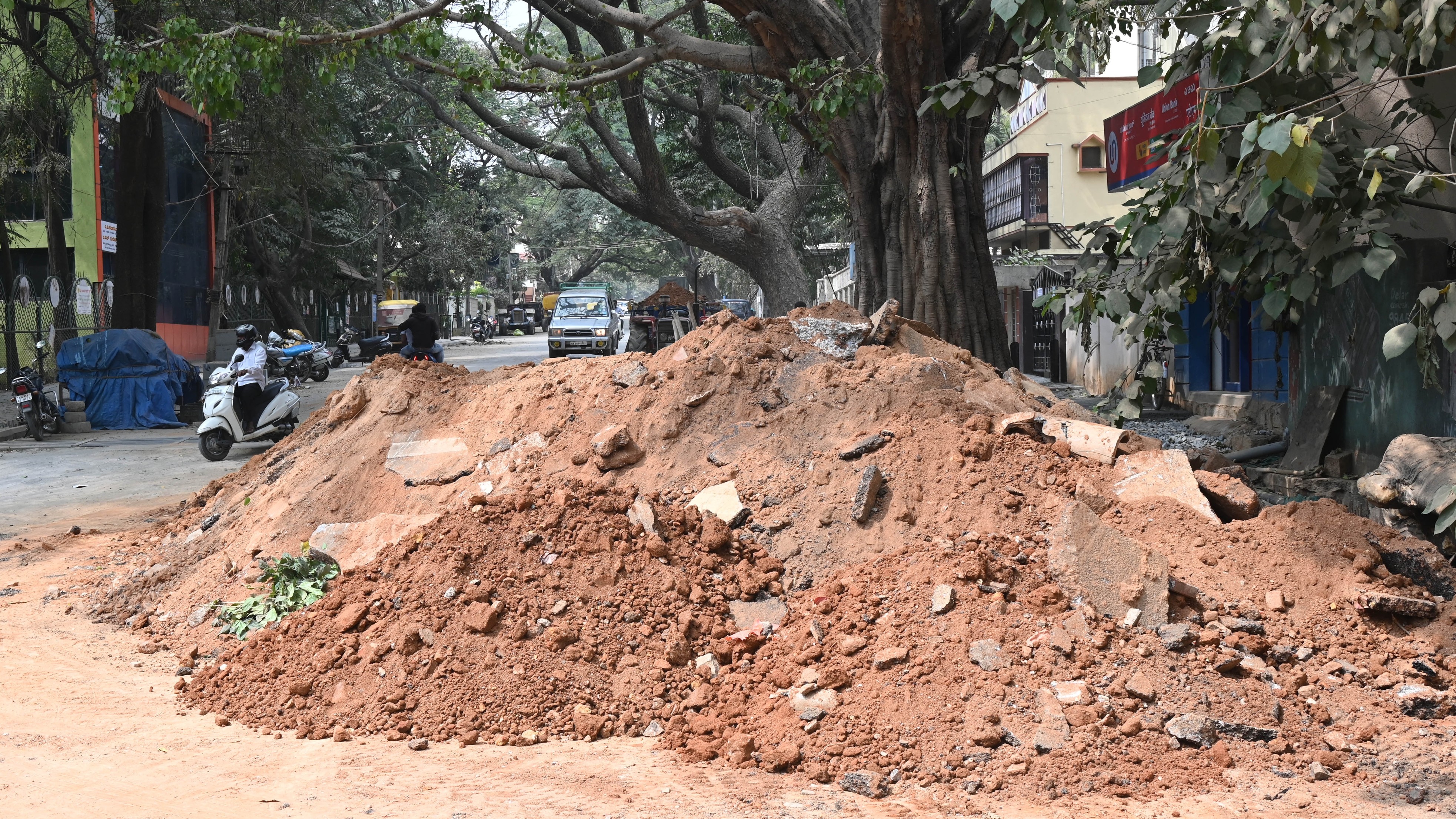 BBMP dumps debris on RT Nagar road 