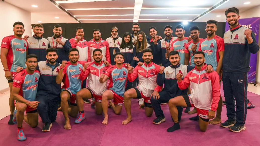 Aishwarya reunites with Bachchans for a Kabbadi match; Photos go viral