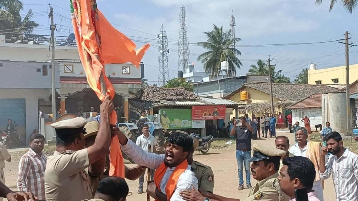 A protester trying to free the Hanuma dhwaja from the police in Mandya.