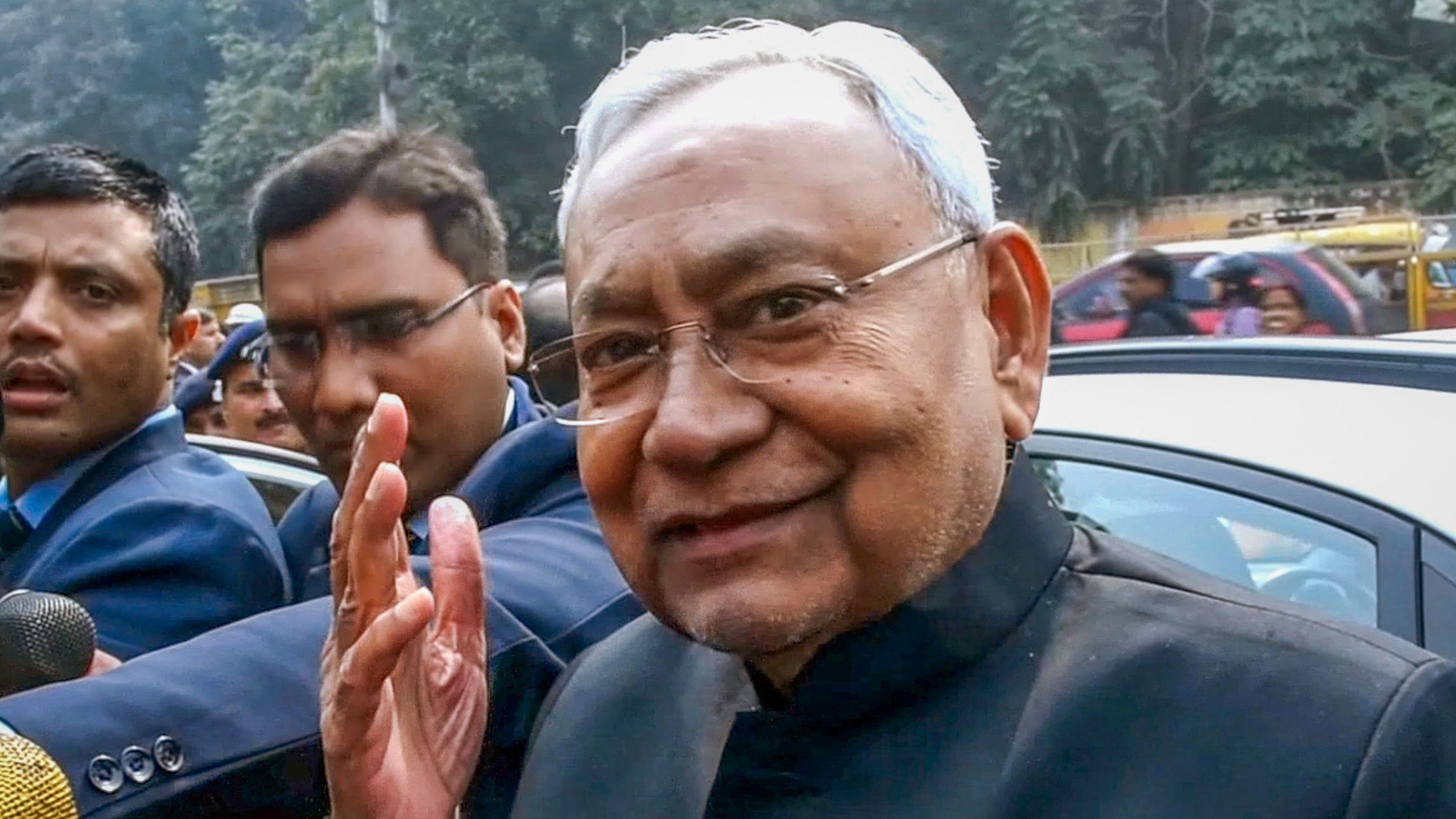 Nitish speaks to Advani, congratulates him for Bharat Ratna