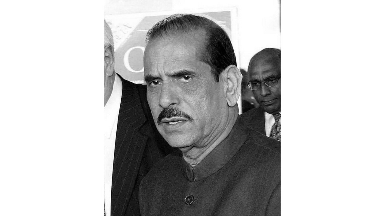 Fadnavis, Sharad Pawar, Ajit Pawar and others pay tribute to Manohar Joshi
