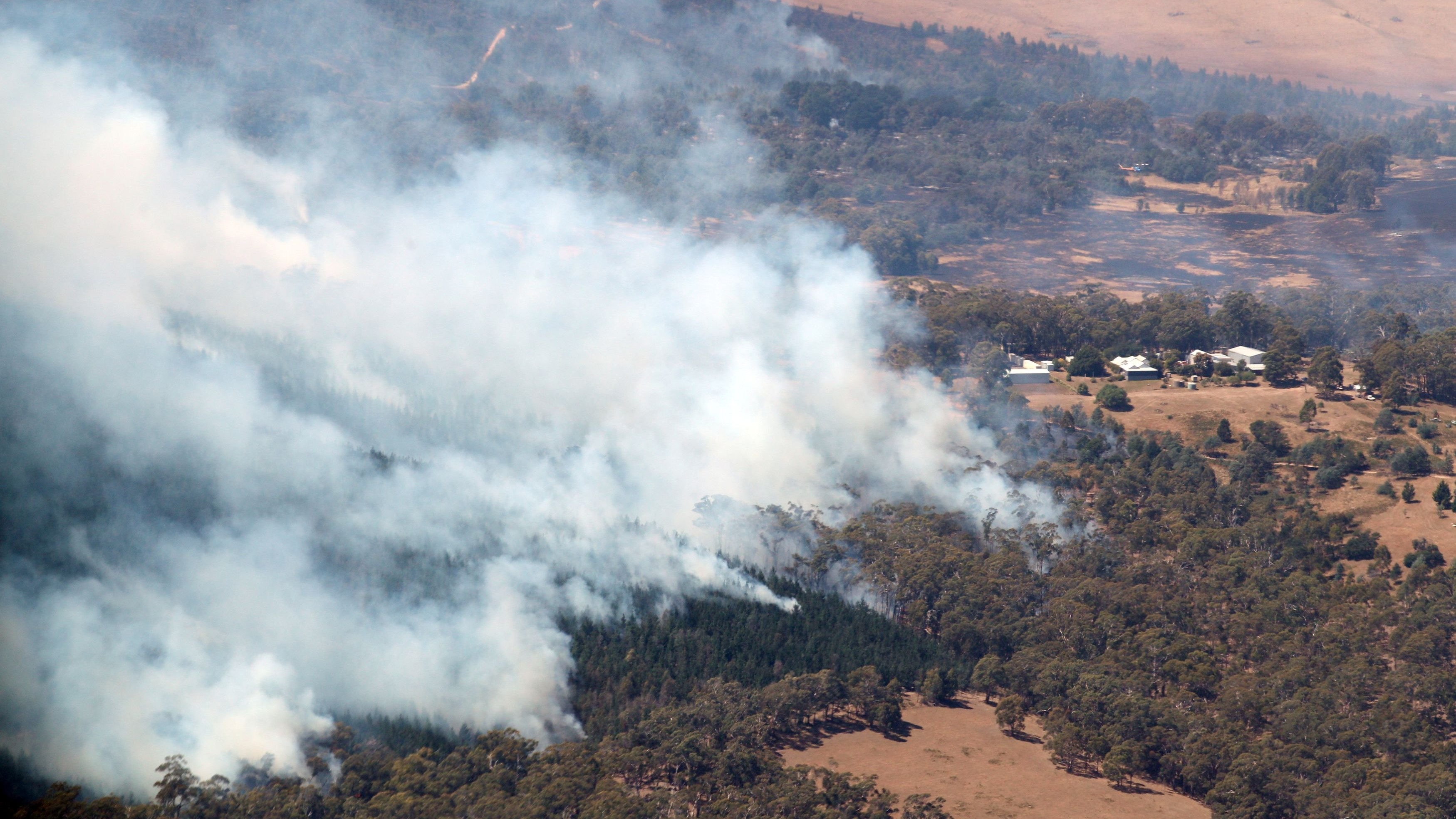 Australian homes destroyed in bushfires, 'extreme' heat ahead