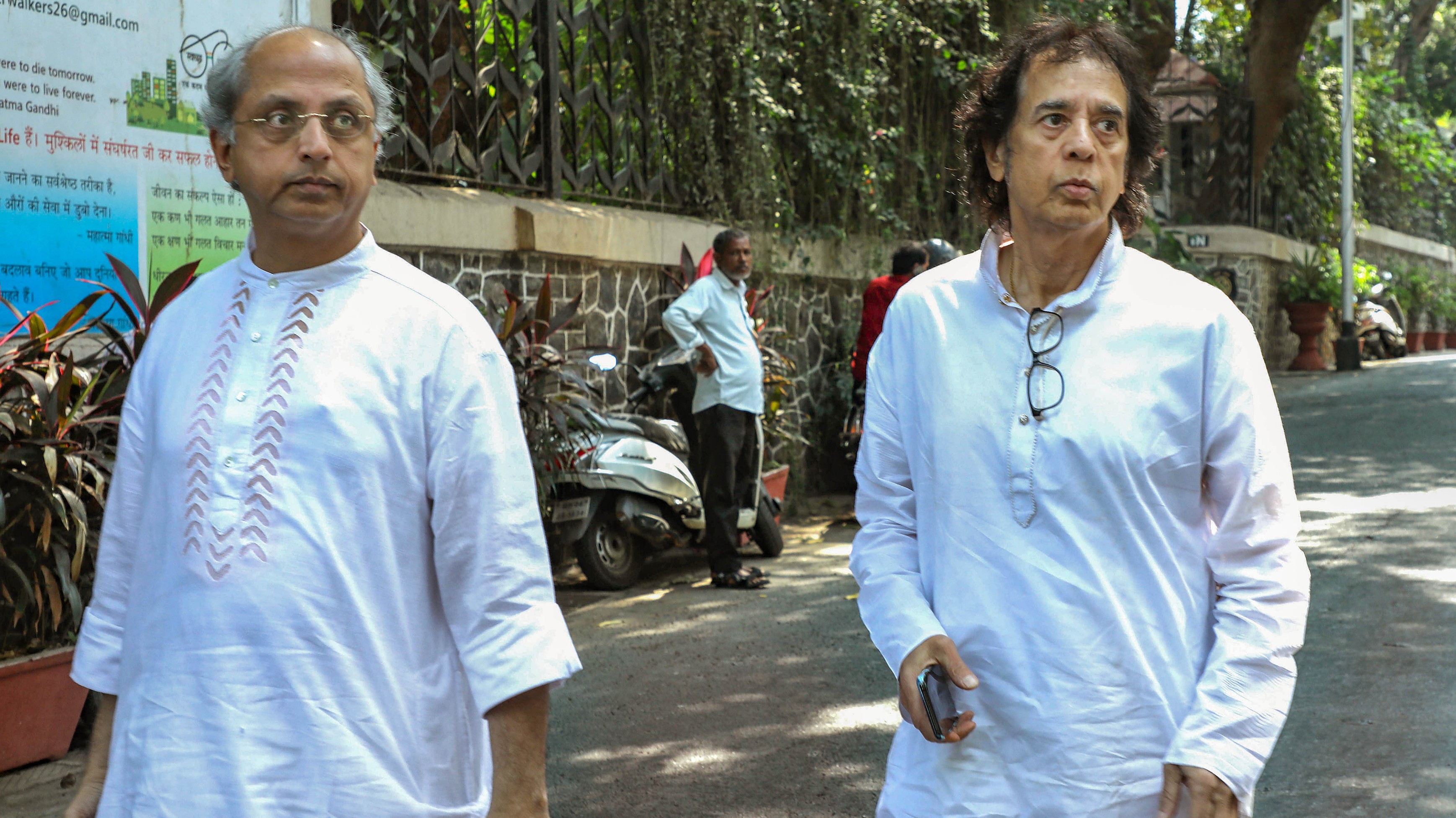 Musician Zakir Hussain and others were seen arriving at the residence to pay their condolences.