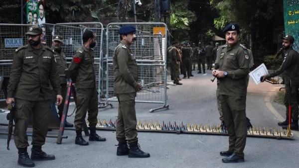 At least 10 killed in militant attack on police station in Pakistan 