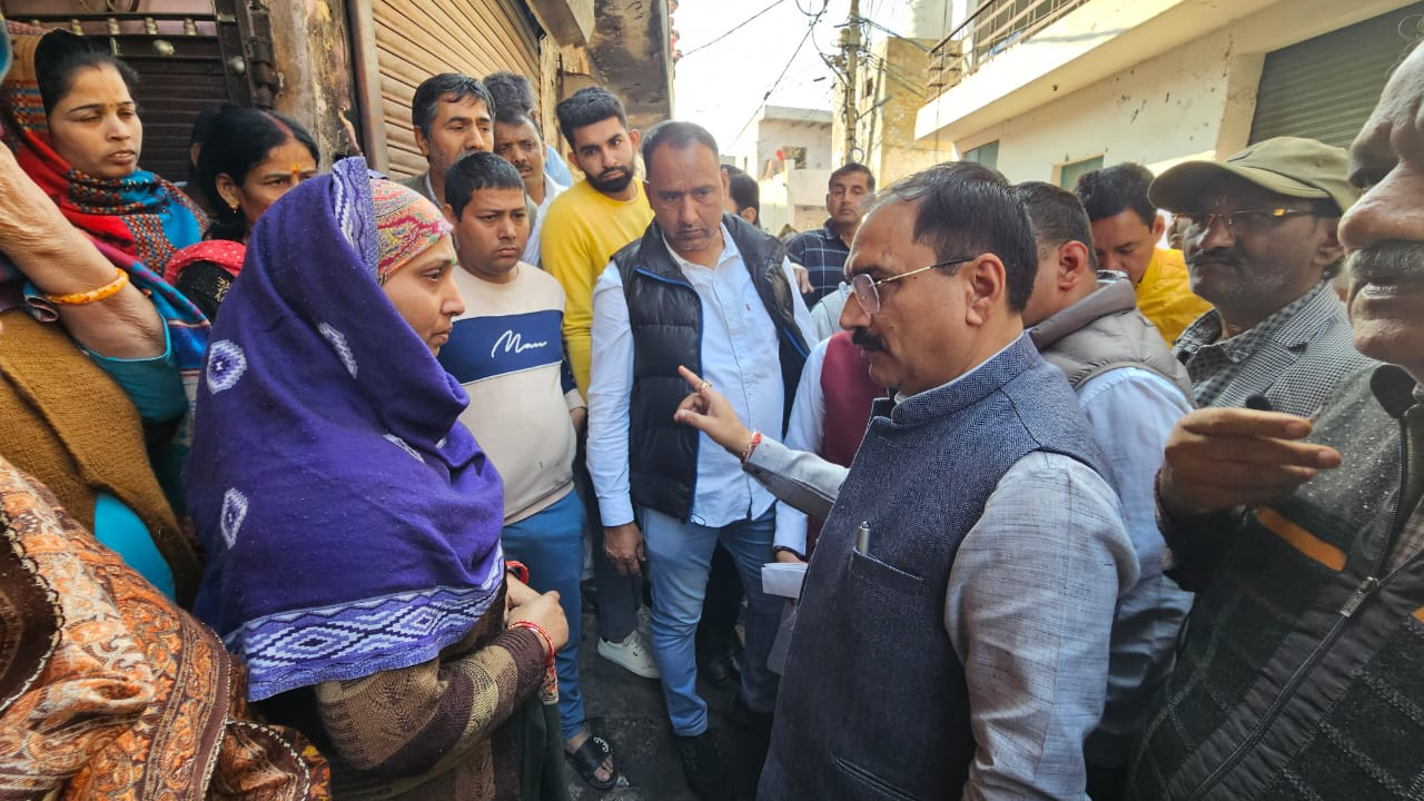 Delhi BJP delegation meets Alipur factory fire victims, announces financial aid