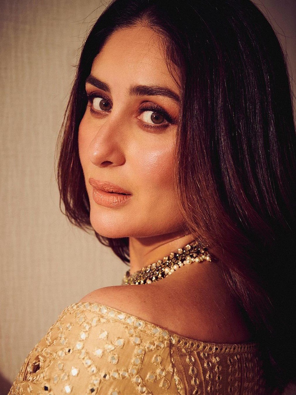 Kareena Kapoor Khan shimmers in champagne gold dress at Dada Saheb Phalke  Awards; Pics viral