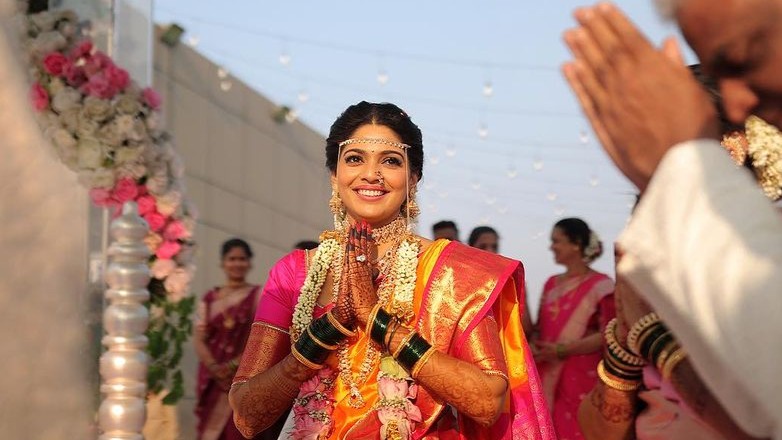 The bride looked radiant in an orange saree which shimmered with its own ethereal glow.