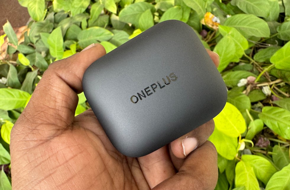 OnePlus Buds 3 series' case.