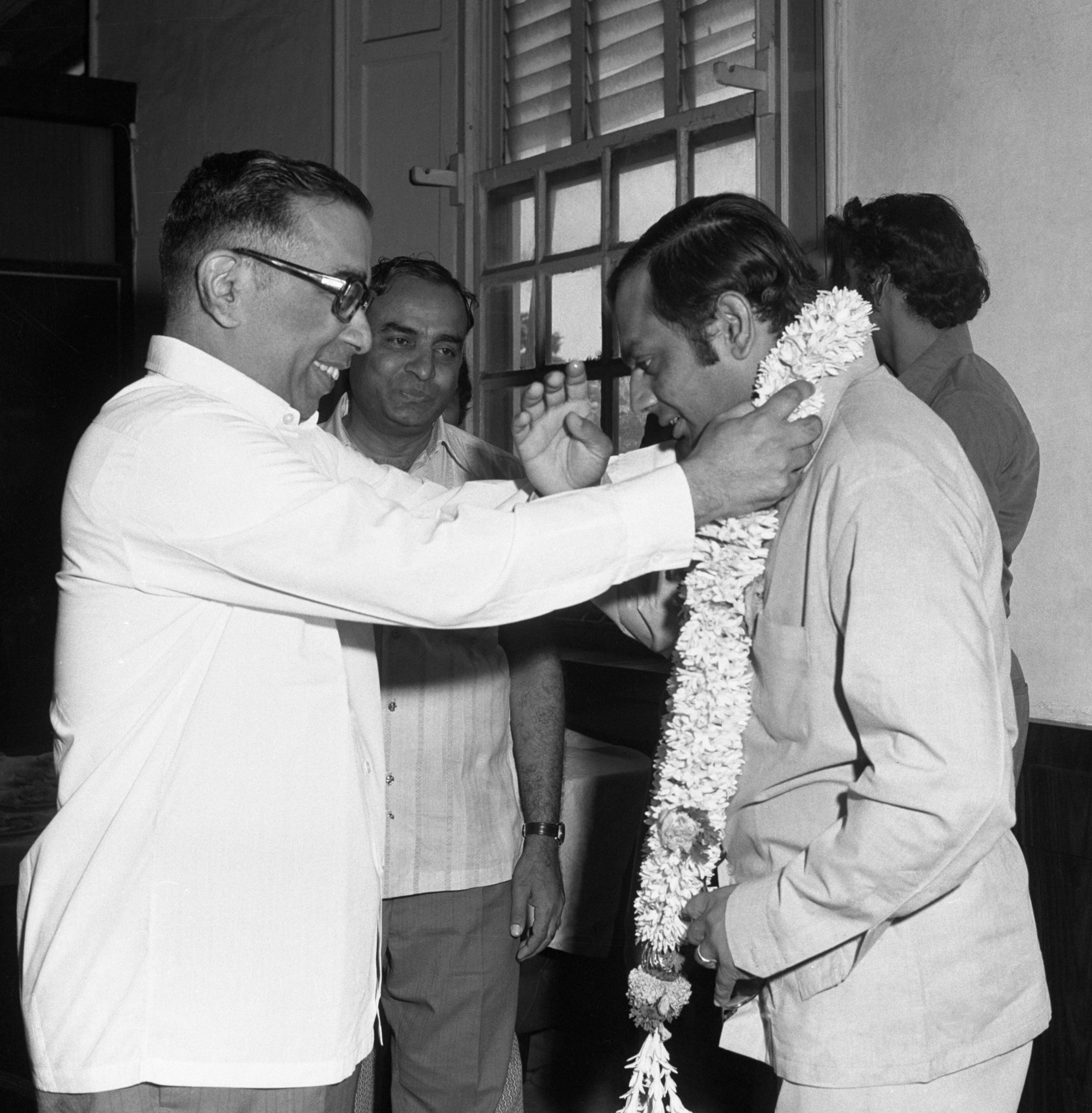 The captain of the victorious Karnataka Ranji Trophy team EAS Prasanna is garlanded by Deccan Herald editor VB Menon at their office upon their return to Bengaluru from Jaipur. DH Archives 