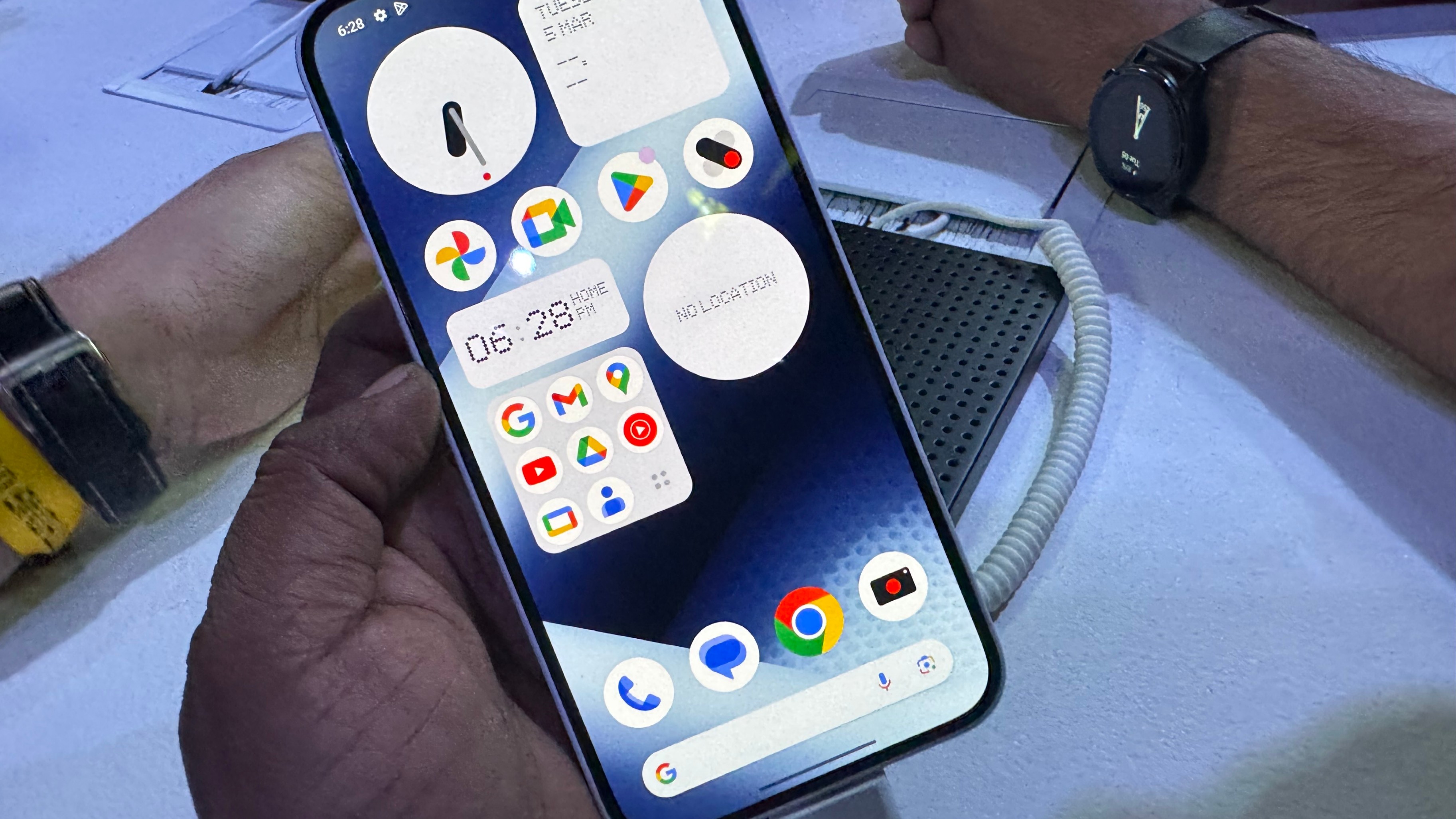 Display: It boasts flexible 6.7 AMOLED display with 120Hz refresh rate and 1,300nits peak brightness. It promises to deliver smooth browsing experience and viewing experience on the phone. 