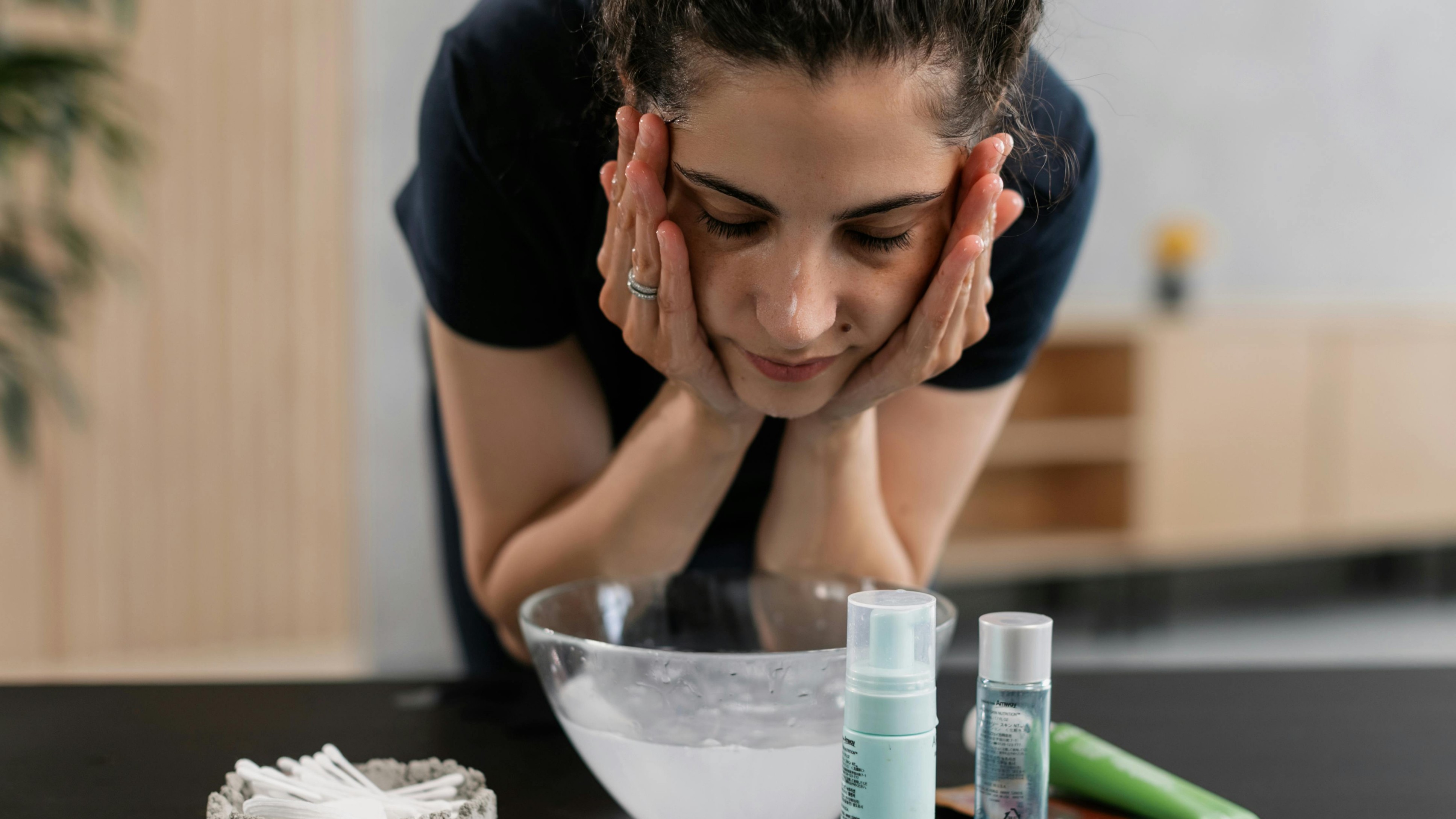 Face Wash: Begin your post-Holi skincare routine by thoroughly cleansing your skin to remove all traces of colour. Opt for a gentle, pH-balanced cleanser that  removes dirt and impurities without stripping away essential oils.