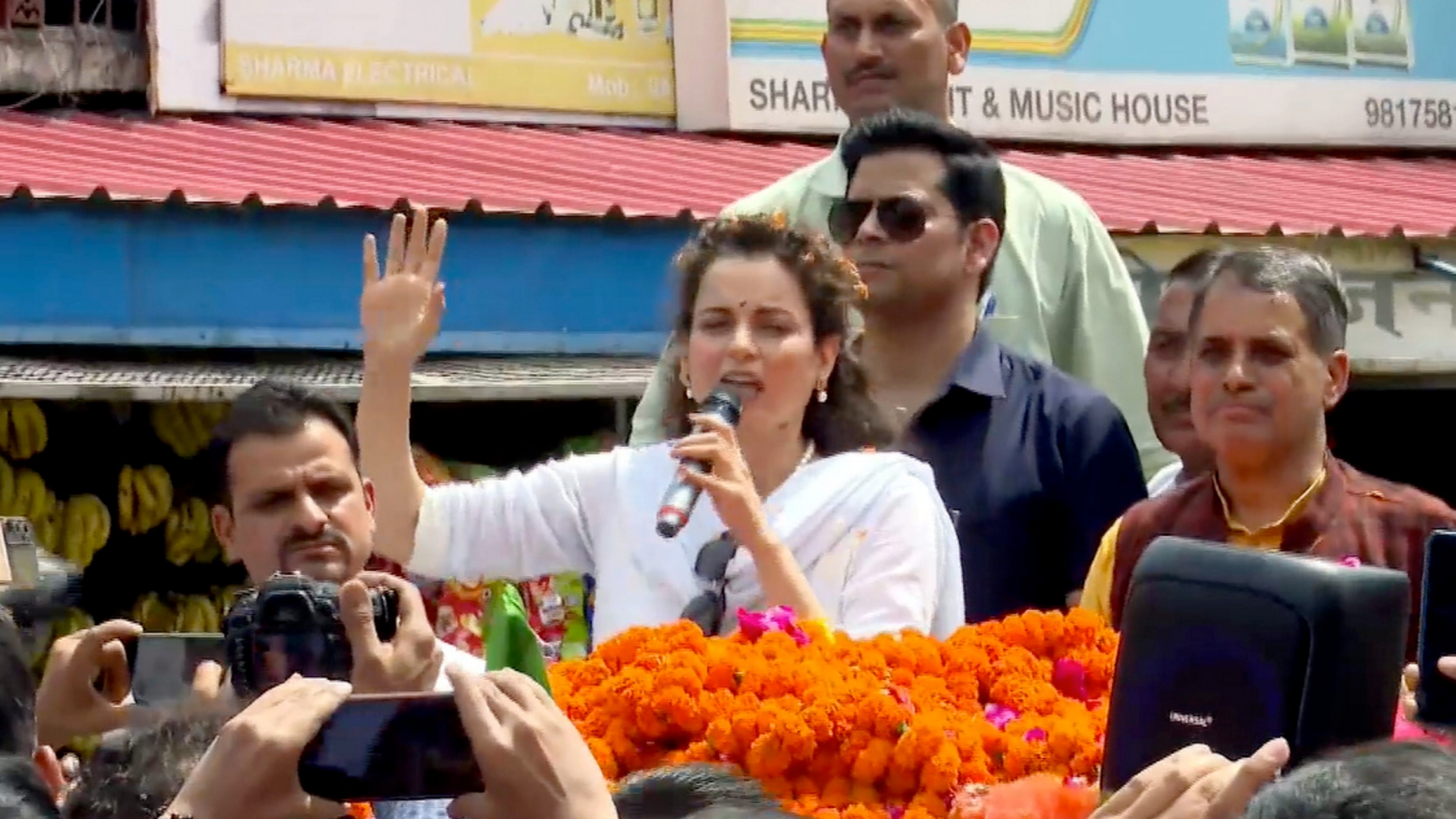 Kangana hailed PM Modi and chanted "Jai Shri Ram" slogans while asserting that BJP's main agenda is development.