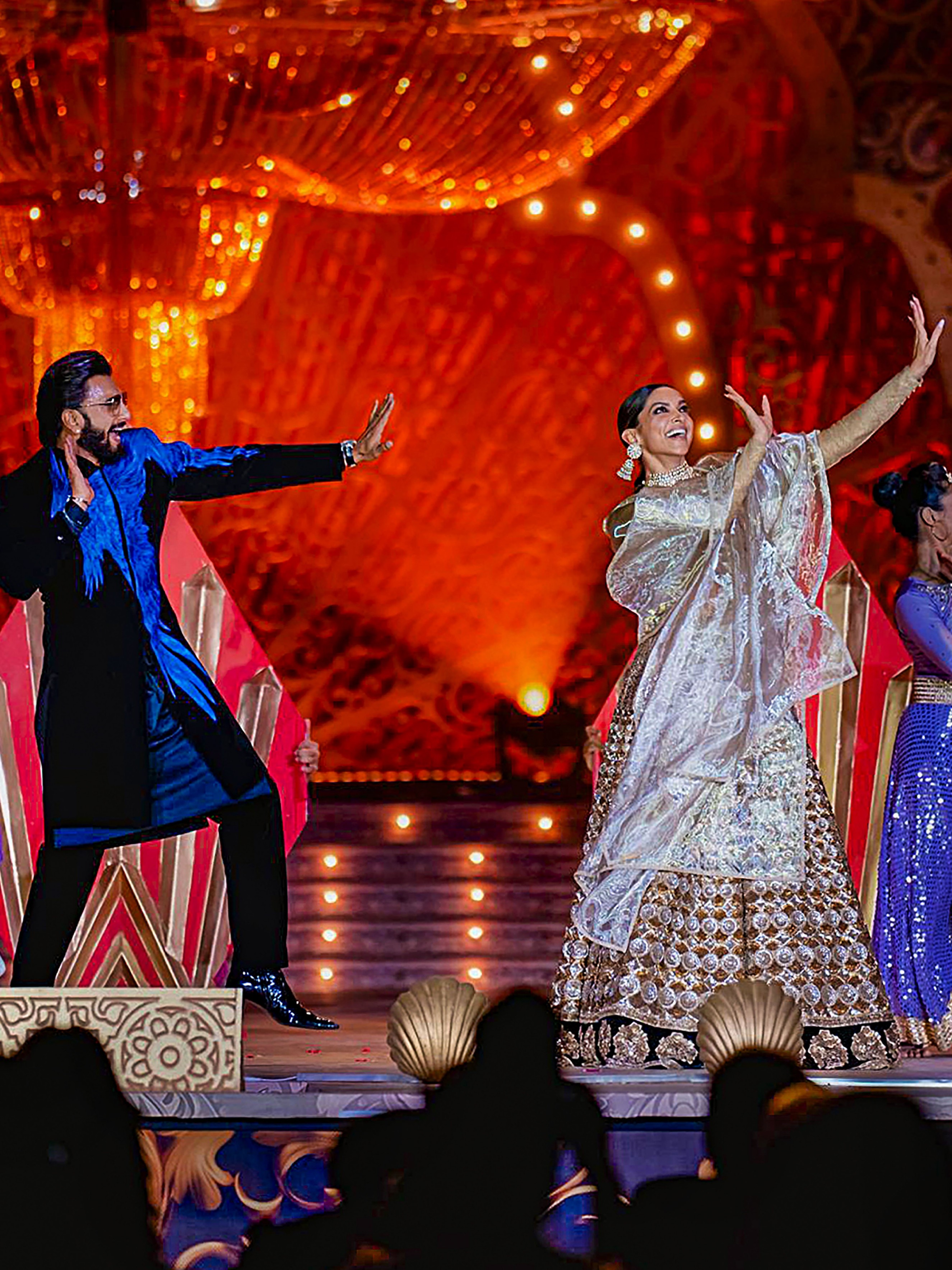 Deepika and Ranveer, who announced their pregnancy days ago, danced to "Galla Goodiyan" from the film Dil Dhadakne Do.