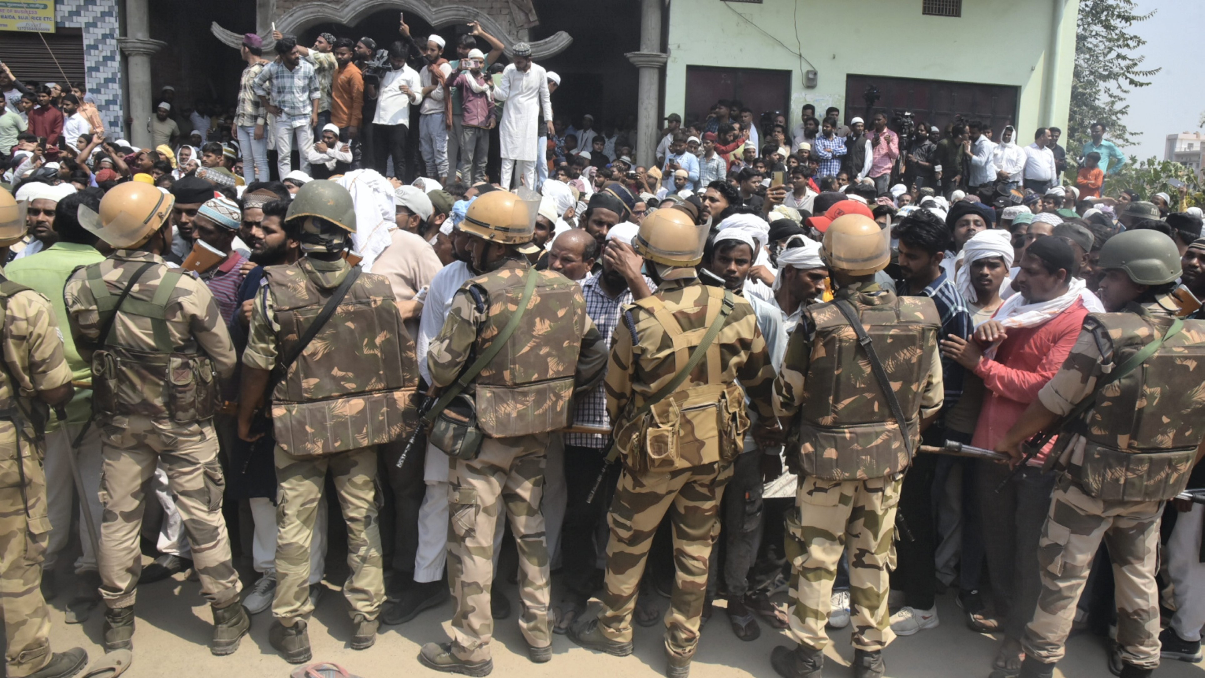 Some people in the procession raised slogans while an argument broke out between Ghazipur District Magistrate Aryaka Akhoury and Mukhtar's brother Afzal Ansari.