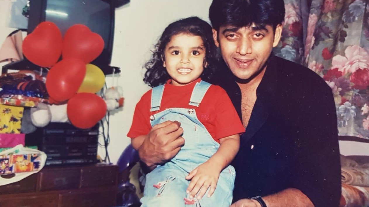 Another picture of Shinova Soni with Ravi Kishan.