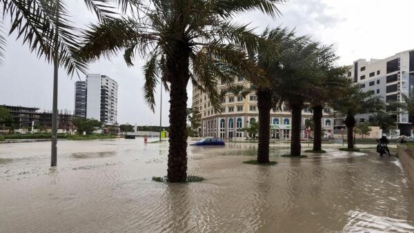 Emirates suspends check-in for passengers in Dubai after record rains