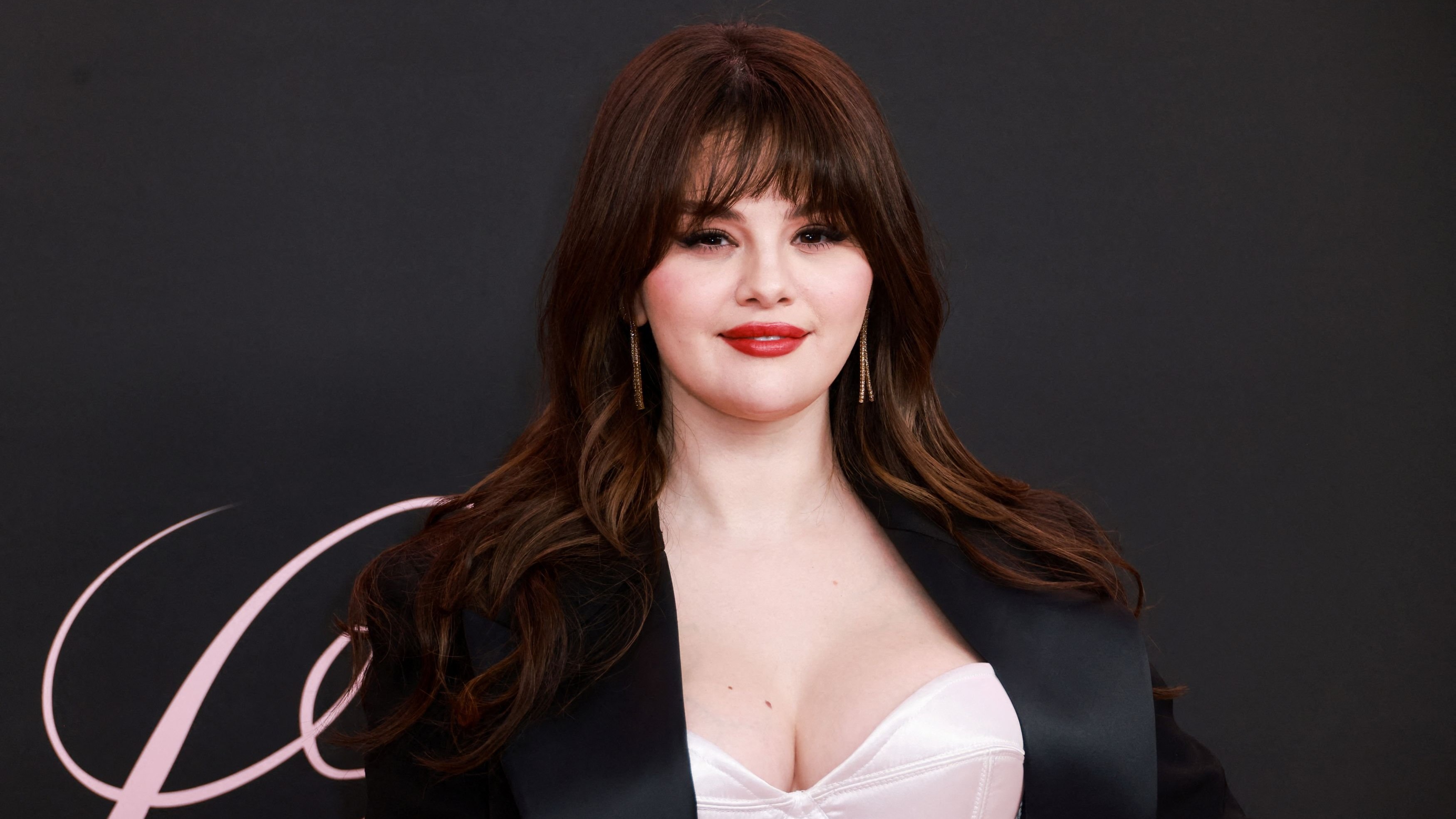 Selena Gomez (@selenagomez) • Instagram photos and videos, image size:3500x1969