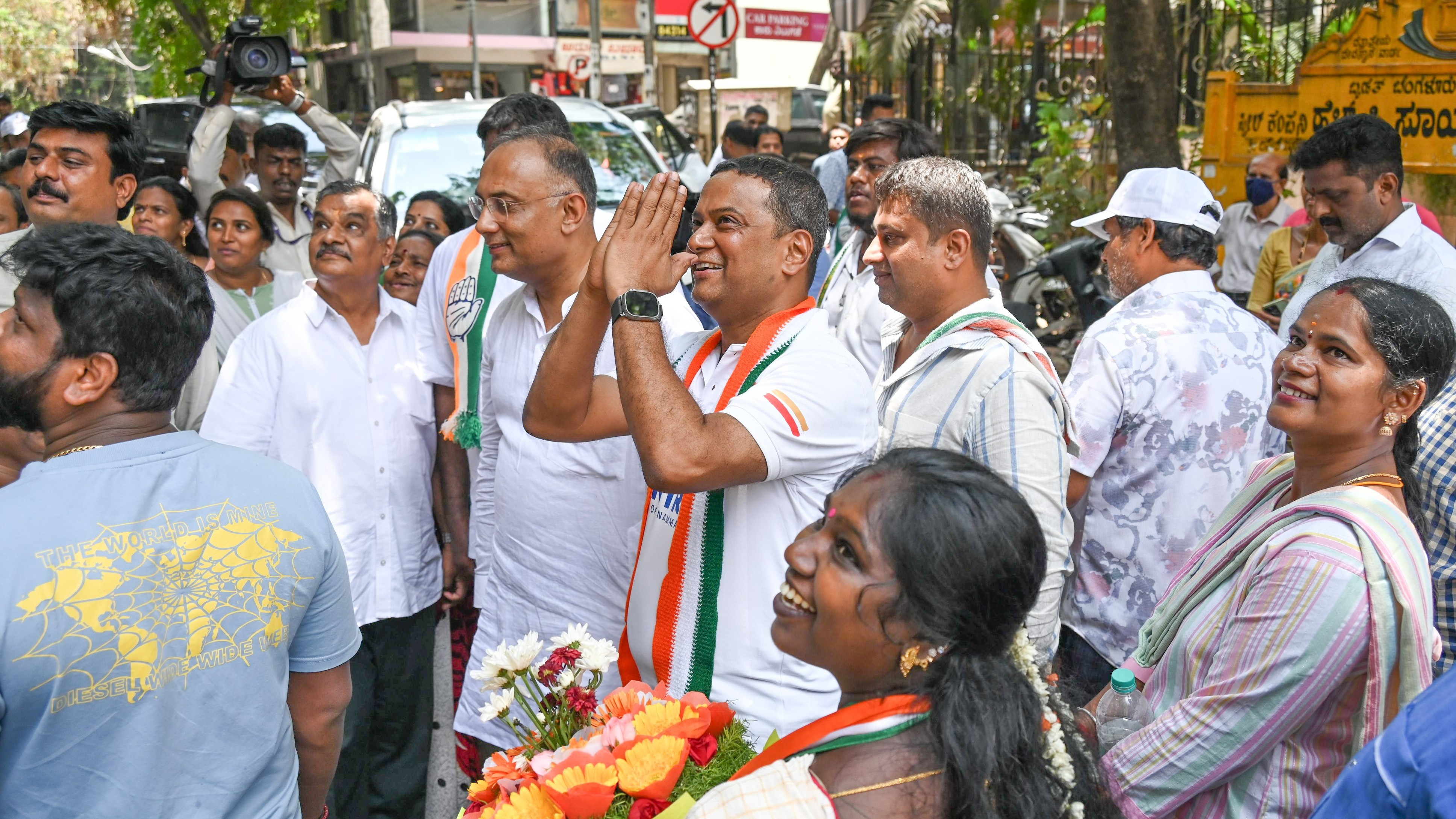 Mansoor Ali Khan makes a splash on Bengaluru’s streets