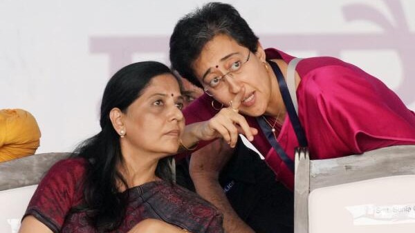 AAP MLAs meet Sunita Kejriwal, assert that CM Kejriwal should not step down