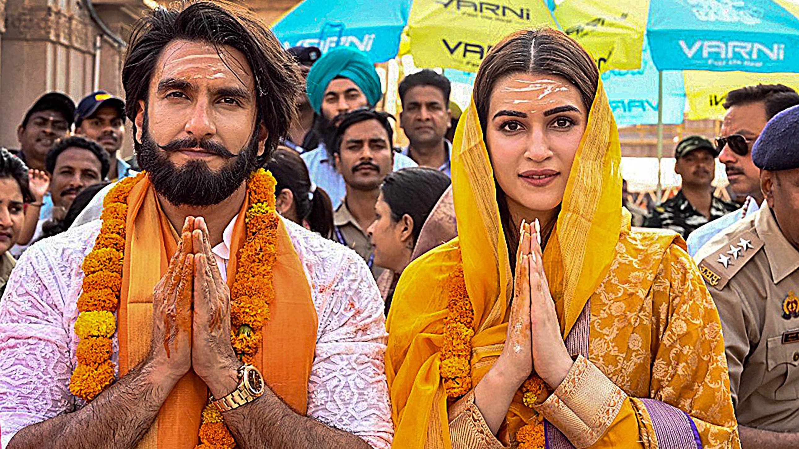 Ranveer Singh and Kriti Sanon at Kashi Vishwanath Temple.