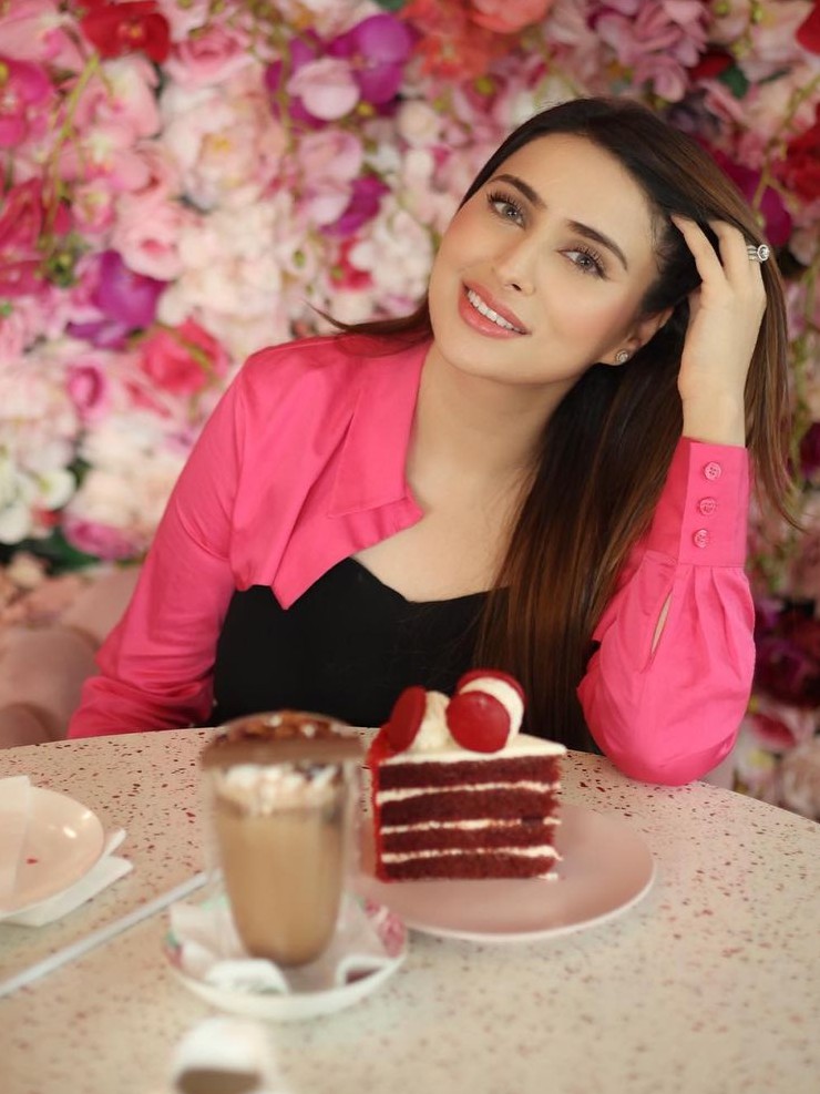 Reports suggest that Munawar Faruqui  was smitten by her after meeting her. After briefly dating for a short period, the stand-up comedian decided to perform ‘nikah’ with her.