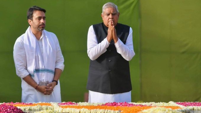 Vice President Jagdeep Dhankhar pays tribute to former Prime Minister Chaudhary Charan Singh on his death anniversary at Kisan Ghat, Delhi.