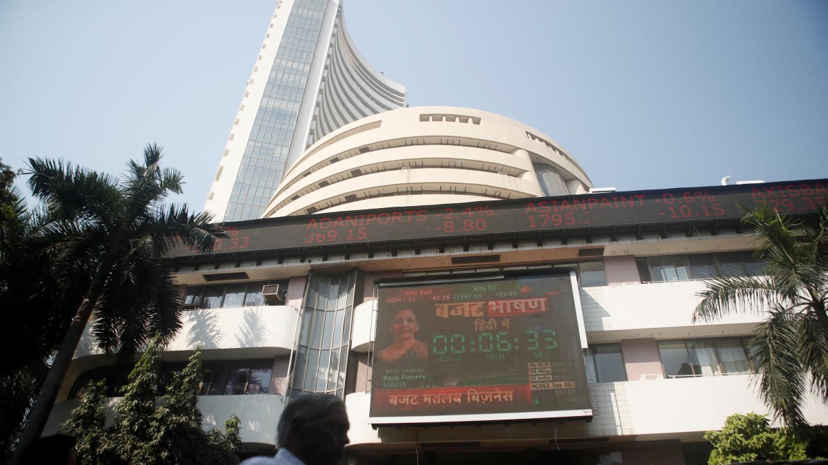 Markets in choppy waters; Sensex drops 368 points dragged by bank stocks