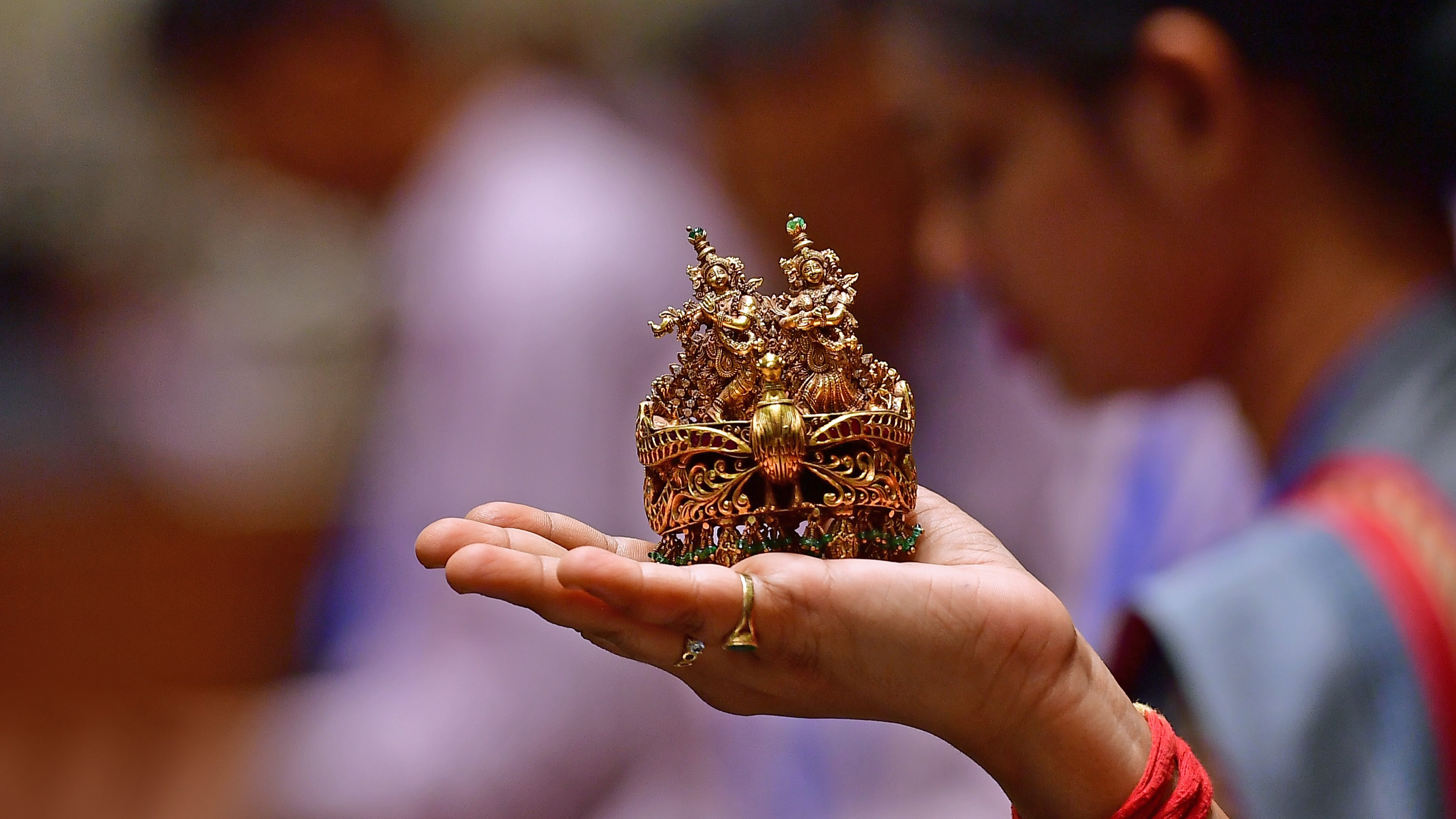Gold Jewellery: Buying gold on Akshaya Tritiya is a popular tradition and many believe that buying gold on this day brings prosperity and good luck. Gold purchases made on this day are considered to bring prosperity and good fortune.