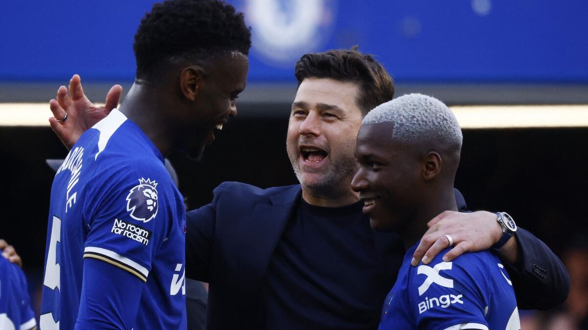 Chelsea manager Mauricio Pochettino, Benoit Badiashile and Moises Caicedo.