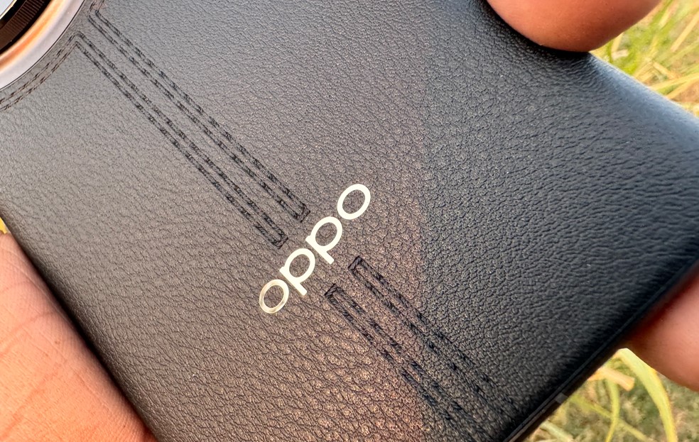 Oppo Find X7 Ultra features vegan leather-based cover on the backpanel.