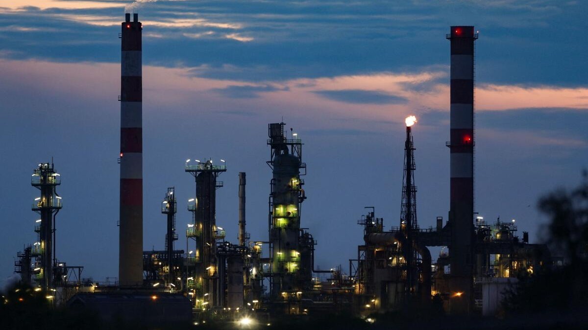 Oil steadies after death of Iran's president, Saudi king's ill health