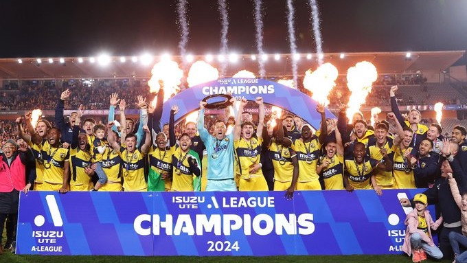 Mariners beat Victory in A-League Grand Final to seal treble