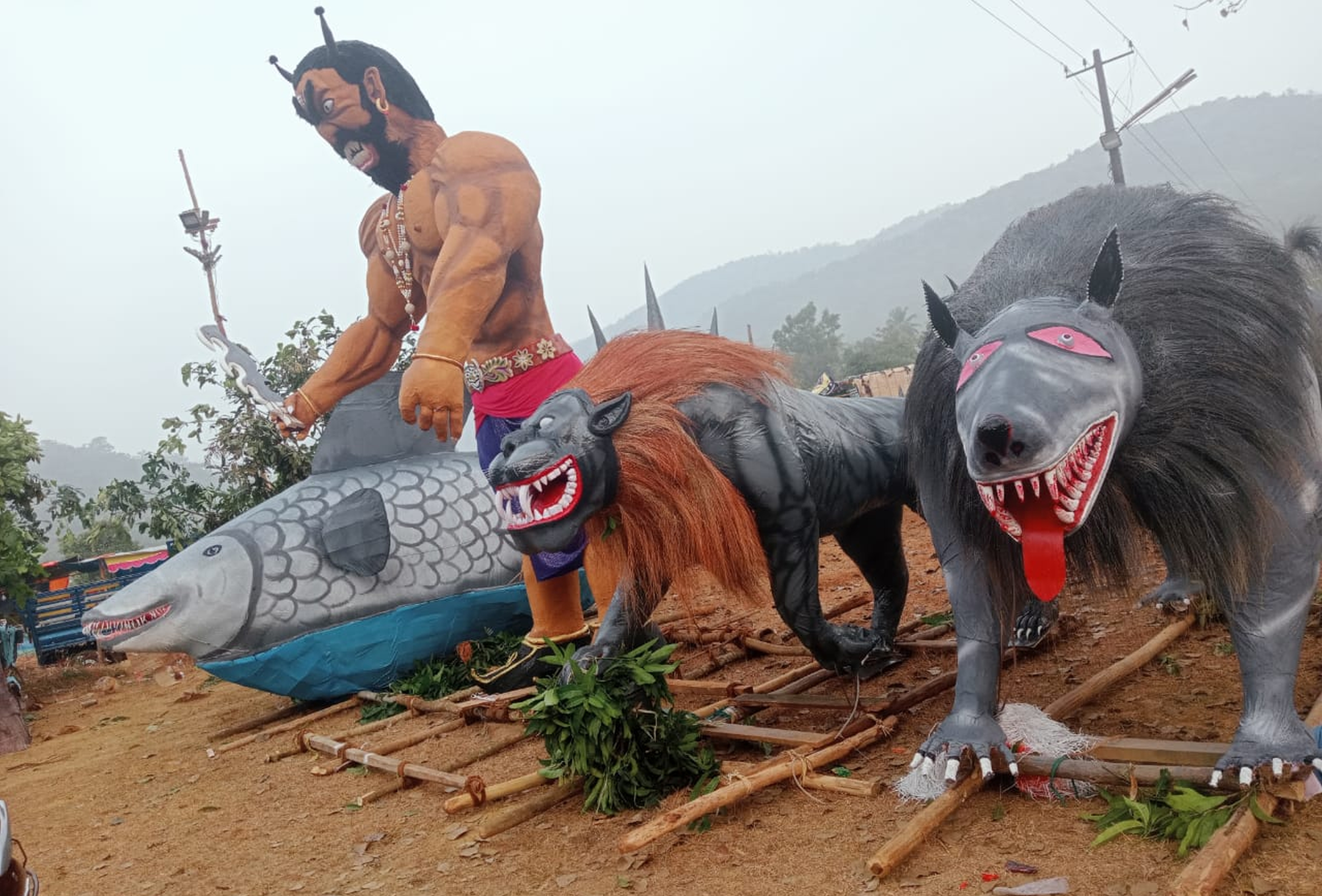 ಕಾರವಾರ ತಾಲ್ಲೂಕಿನ ನಗೆ ಗ್ರಾಮದಲ್ಲಿ ಶುಕ್ರವಾರ ರಾತ್ರಿ ನಡೆದ ಹಾಲಕ್ಕಿ  ಹಗರಣದಲ್ಲಿ ಪ್ರದರ್ಶನಗೊಂಡಿದ್ದ ಕಲಾಕೃತಿಗಳು.
