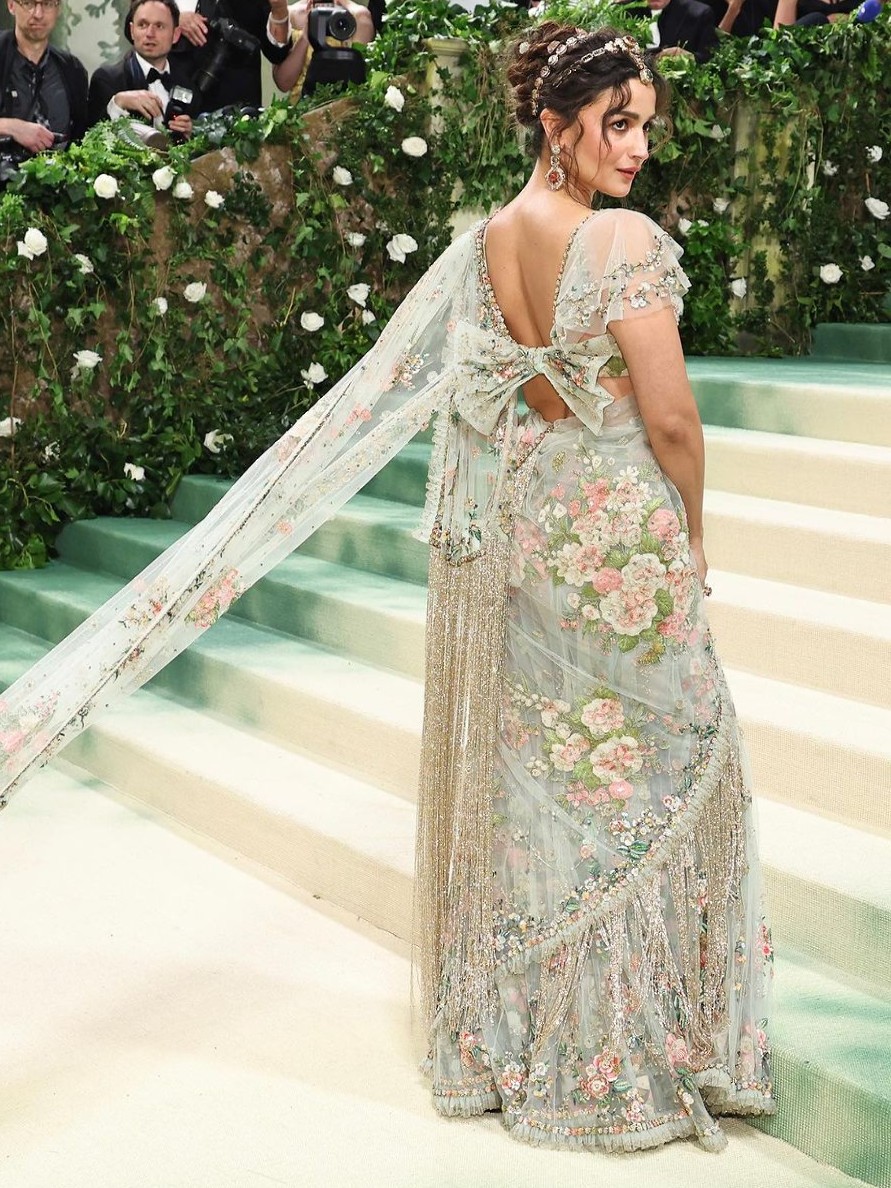 As cameras flashed, Alia made a grand entrance, effortlessly blending tradition with contemporary glamour.